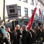 W marszu wzięły udział głównie osoby starsze. Niesiono hasła potępiające oba totalitaryzmy. Fot. Tomasz Otocki