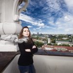 Kristina Sabaliauskaitė z panoramą Wilna w tle. Zdj. Paulius Gasiunas