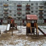 Blok mieszkalny w pobliżu planowanego ośrodka dla uchodźców w pobliżu Rygi. Zdjęcie: Gerhard Gnauck