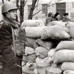 Barykady na starówce pod siedzibą Rady Najwyższej Łotwy. Fot. Pēteris Korsaks