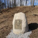 Fot. 18. Kamień upamiętniający walkę hr. Leona Broel-Platera w powstaniu styczniowym (fot. Mirosław Jankowiak).