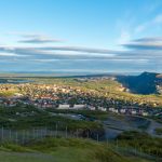 Panorama Kiruny – bliżej miasteczko, dalej kopalnia. Zdj. chas B / Flickr / CC