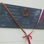 Tablica na cześć Henryka Sienkiewicza na kościele w Wodoktach