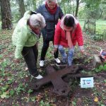 Mieszkańcy Mrągowa zaangażowani w porządkowanie cmentarza ewangelickiego.