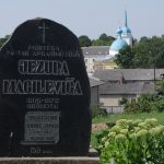 Nagrobek w języku łatgalskim w Lucyniu. Zdj. Tomasz Wicherkiewicz, www.inne-jezyki.amu.edu.pl