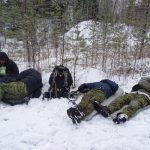 Dlaczego leżą w śniegu przy ujemnych temperaturach? Padają różne odpowiedzi – „nauka przetrwania w naturze” albo obrona przed potencjalnym wrogiem, na przykład Rosją. Zdj. Simone Brunner.