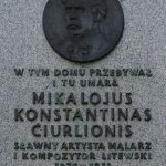 Tablica upamiętniająca Mikalojusa Konstantinasa Čiurlionisa na Czerwonym Dworze w Pustelniku w Markach. Zdj. Mateusz Opasiński / Wikipedia / CC.