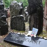 Od 2001 roku pomnik w lesie Biķernieki upamiętnia dziesiątki tysięcy rozstrzelanych i pochowanych w masowych grobach bojowników ruchu oporu, komunistów i Żydów. Zdj. Annette Schneider-Solis.