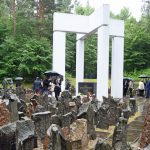 Od 2001 roku pomnik w lesie Biķernieki upamiętnia dziesiątki tysięcy rozstrzelanych i pochowanych w masowych grobach bojowników ruchu oporu, komunistów i Żydów. Zdj. Annette Schneider-Solis.