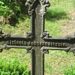 krzyż na cmentarzu w Žvirbliai