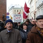 Marsz weteranów Legionu Łotewskiego SS w Rydze, symbole przeciwko totalitaryzmom i przeciwnicy marszu.