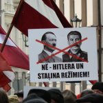 Marsz weteranów Legionu Łotewskiego SS w Rydze, symbole przeciwko totalitaryzmom i przeciwnicy marszu.
