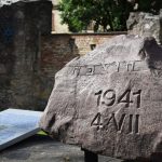 Fundamenty spalonej synagogi. Tu rozpoczęło się 4 lipca 1941 roku ludobójstwo łotewskich Żydów. Zdj. Annette Schneider-Solis.