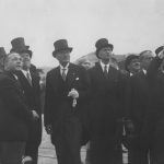 Odlot samolotu oglądają m.in.: prezydent Ignacy Mościcki, premier Aleksander Prystor, minister komunikacji Alfons Kühn, marszałek senatu Władysław Raczkiewicz, wiceminister komunikacji Witold Czapski, dyrektor PLL LOT inż. Wacław Makowski. Zdj. Narodowe Archiwum Cyfrowe.