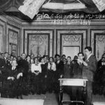 20 rocznica Bundu w Wilnie, na ścianie wisi portret Karola Marksa, 1917 rok. Zdjęcie udostępnione przez The Ghetto Fighters’ House, Izrael.
