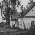 Stary dworek szlachecki służący za strażnicę Korpusowi Ochrony Pogranicza. Zdj. Narodowe Archiwum Cyfrowe.