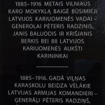 Tablica w Wilnie upamiętniająca łotewskich studentów Szkoły Wojskowej, wśród nich gen. Radziņša. Zdj. Ģenerāļa Pētera Radziņa biedrība/Towarzystwo Generała Pēterisa Radziņša.