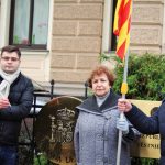 Tatiana Żdanok z katalońską flagą. Protest Rosyjskiego Związku Łotwy za niepodległą Katalonią. Zdj. Rosyjski Związek Łotwy / Facebook.