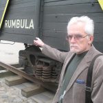 Włodzimierz Reszetow pokazuje na wagon prowadzący do Rumbuli.