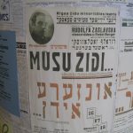 Przedwojenne plakaty w Muzeum Żydów na Łotwie.