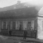 Białystok. Dom urodzin Ludwika Zamenhofa. Zdjęcie wykonano po 1919 (przemianowanie ul. Zielonej na Zamenhofa) a przed 1927 r. (powieszenie marmurowej tablicy). Na rogu Zamenhofa i Brudnej stoją Jakub Szapiro i Filip Kurjański. Zdj. Narodowe Archiwum Cyfrowe.