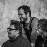 Rainer Sarnet (reżyser), Mart Taniel (zdjęcia) i Jörgen Liik (główna rola męska) na planie filmu. Zdj. Homeless Bob Productions / Gabriela Liivamägi.