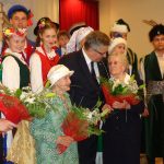 Spotkanie w Daugavpils w 2013 roku z okazji odsłonięcia tablicy poświęconej Leonowi Platerowi. Sabīne Ošmjago-Duka w środku z bukietem kwiatów od prezydenta Komorowskiego. Zdj. Irena Liegeniece.