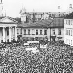 Widok ogólny demonstracji antylitewskiej w marcu 1938 r. Wilnie na placu Napoleońskim (plac Napoleona), po lewej Pałac de Reussów (tzw. Dom Żagiella). Zdj. Narodowe Archiwum Cyfrowe.