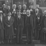 Członkowie synodu. Widoczni m.in.: superintendent generalny litewskiego odłamu Jednoty Wileńskiej ks. prof. Paweł Jakubenas (xx), superintendent Jednoty Wileńskiej Michał Józef Jastrzębski (xxx). Zdj. Narodowe Archiwum Cyfrowe.