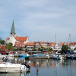 Rønne. Na pierwszym planie port. Zdj. Steenbergs / Flickr / CC.