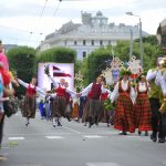 Uroczysta parada otwierająca Święto Pieśni i Tańca. Zdj. Dziesmu un deju svētki / Aivars Liepiņš.