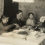 Rodzina Kuhr, przodkowie autora ze strony matki, obiad w Szawlach: jej matka Marta w środku, ojciec Emil po prawej stronie. Zdjęcie pochodzi z lat 30.