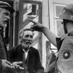 Żydzi i żołnierz Wehrmachtu. Litwa 1941 r. Zdj. United Archives.