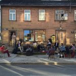 Kawiarnia Barlova w dzielnicy Karlova, znanej m.in. z pięknej drewnianej architektury. Zdj. Urząd Miasta Tartu.