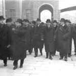 Uczestnicy uroczystości z prezydentem Warszawy Stefanem Starzyńskim (I rząd, pierwszy z prawej) i burmistrzem Kowna Antanasem Merkysem (I rząd, pierwszy z lewej) udają się na zwiedzanie nowej arterii komunikacyjnej łączącej Żoliborz ze Śródmieściem. Zdj. Narodowe Archiwum Cyfrowe.