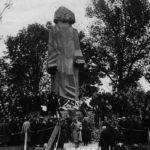 Uroczystość odsłonięcia pomnika Adama Mickiewicza przy ulicy św. Anny. Widoczny Józef Piłsudski po złożeniu wieńca. Zdj. Narodowe Archiwum Cyfrowe.