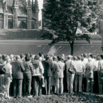 Pomnik Adama Mickiewicza autorstwa Gediminasa Jokūbonisa. U jego stóp demonstracja Ligi Wolności Litwy. Zdj. Lietuvos ypatingasis archyvas.