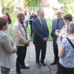 Rodzina Narutowiczów przed kościołem w Olsiadach. Zdj. Tomasz Otocki.
