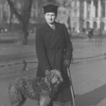 Stanisław Szukalski, artysta malarz i rzeźbiarz ze swoim psem Bacą. Zdj. Narodowe Archiwum Cyfrowe.