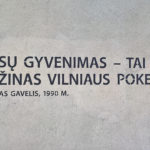 Cytat z Ričardasa Gavelisa na budynku przy ul. Basanavičiaus w Wilnie – „Nasze życie to wieczny wileński poker”. Zdj. Karolina Matuszewska.