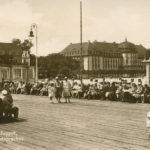 Pocztówka z międzywojennego Sopotu – na pierwszym planie kuracjusze, w tle Grand Hotel (Kasino Hotel).