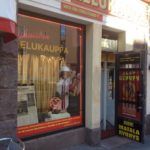 Sex shop, w którym kiedyś pracowała Ville Valo. Witryna ozdobiona jest hartogramem – symbolem zespołu HIM.