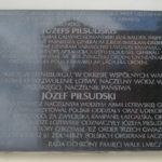 Tablica pamiątkowa na budynku w Dyneburgu, gdzie w 1920 roku odbyło się spotkanie Józefa Piłsudskiego z Jānisem Balodisem. Zdj. Wikipedia.