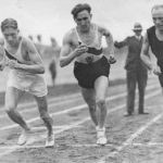 Bieg lekkoatletów na 5000 metrów. Od lewej widoczni Stanisław Petkiewicz, Janusz Kusociński i Paavo Nurmi. 1930 r. Zdj. Narodowe Archiwum Cyfrowe.