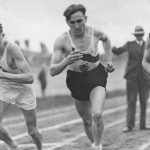 Bieg lekkoatletów na 5000 metrów. Od lewej widoczni Stanisław Petkiewicz, Janusz Kusociński i Paavo Nurmi. 1930 r. Zdj. Narodowe Archiwum Cyfrowe.