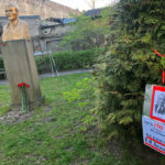 Złocone popiersie Lenina na dziedzińcu przy Cēsu 17 to jedyny pomnik Lenina, który przetrwał w krajobrazie Rygi na prywatnym terenie. Kartka po prawej informuje o 150. rocznicy urodzin wielkiego rewolucjonisty. Zdj. Igor Watolin.