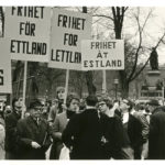 Przedstawiciele lewicy łotewskiej podczas demonstracji pierwszomajowej w Sztokholmie. Z przodu drugi od lewej Bruno Kalniņš. 1 maja 1970 r. Zdjęcie autorstwa Fricisa Forstmanisa.