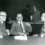 Bruno Kalniņš (1899-1990) pierwszy od lewej i Zygmunt Zaremba  (1895-1967) rozmawiają podczas generalnego zgromadzenia Międzynarodówki Socjalistycznej. Izrael. 1960 r. Zdj. Fotograf nieznany / Łotewskie Narodowe Muzeum Historyczne.