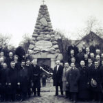 Posłowie Sejmu Ustawodawczego pod pomnikiem poległych za wolność Litwy w Kownie. Maj 1922 r.