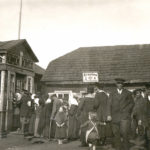 Kolejka głosujących w Radziwiliszkach w czasie wyborów do Sejmu Ustawodawczego w kwietniu 1920 r. Zdj. LCVA.